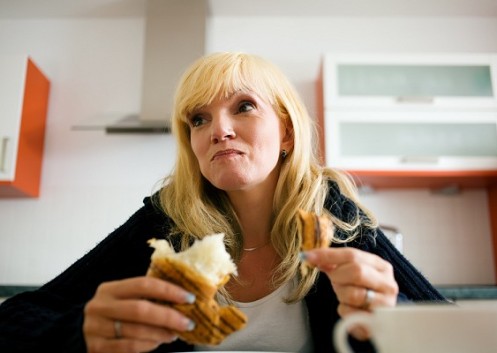 Aprenda a reconhecer e salvar uma pessoa engasgada