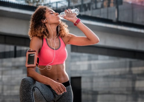 Como a hidratação influencia no humor e produtividade