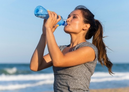 Hidratação: quantidade ideal de água por dia e seus benefícios