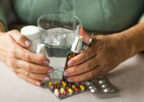 Por que automedicação mascara sintomas importantes?